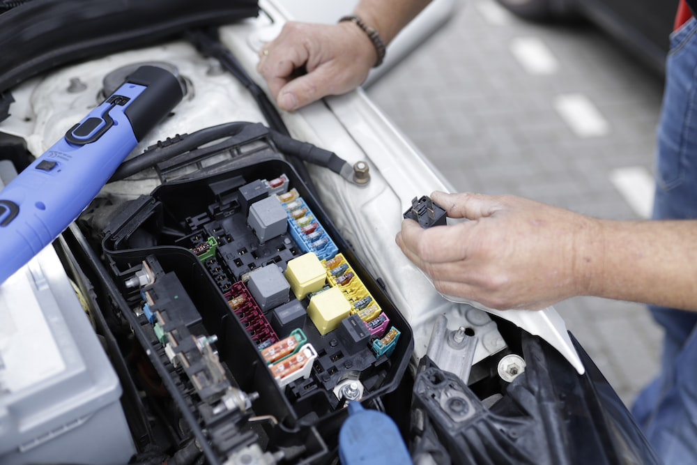 A person performing DPF cleaning services for a car.